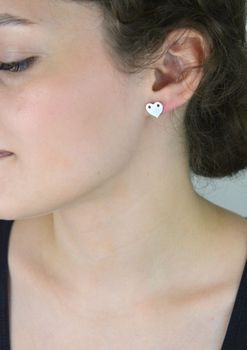Romantyczne kolczyki damskie ze srebra 925 w kształcie płaskich serc – model DIA-KLC-13604-925. Zapięcie na sztyft, wielkość 1,1 cm, waga 1,15 g. Idealne na prezent i na co dzień! (4).JPG