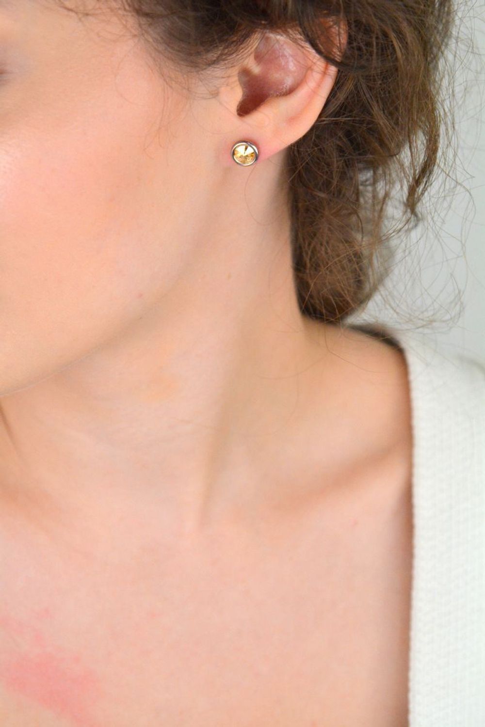 Srebrne kolczyki damskie DIA-KLC-13633-925 z dużą cyrkonią w złotym kolorze. Wykonane ze srebra próby 925, z zapięciem na sztyft. Eleganckie i lekkie – idealne na co dzień i na prezent.1.jpg