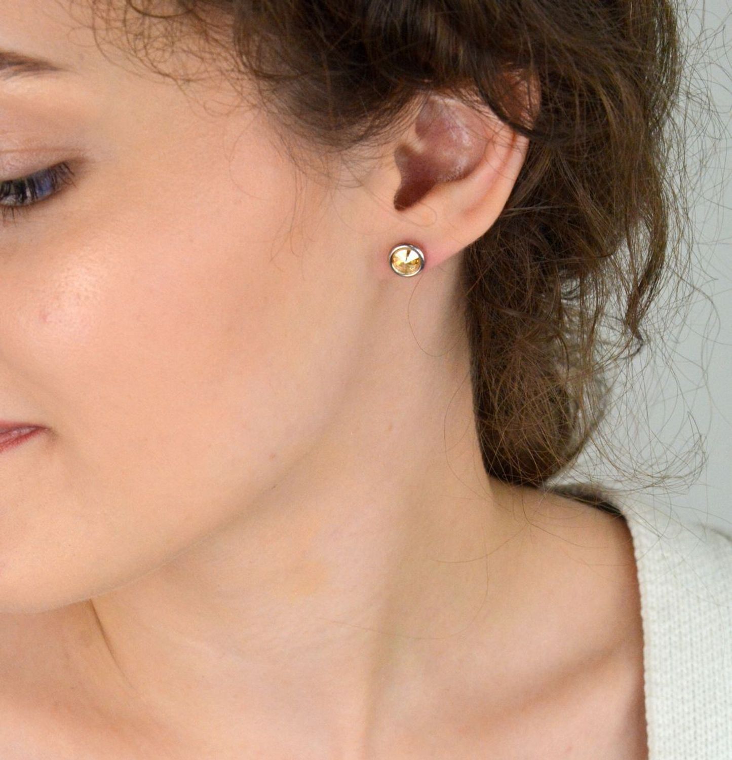 Srebrne kolczyki damskie DIA-KLC-13633-925 z dużą cyrkonią w złotym kolorze. Wykonane ze srebra próby 925, z zapięciem na sztyft. Eleganckie i lekkie – idealne na co dzień i na prezent.1.jpg