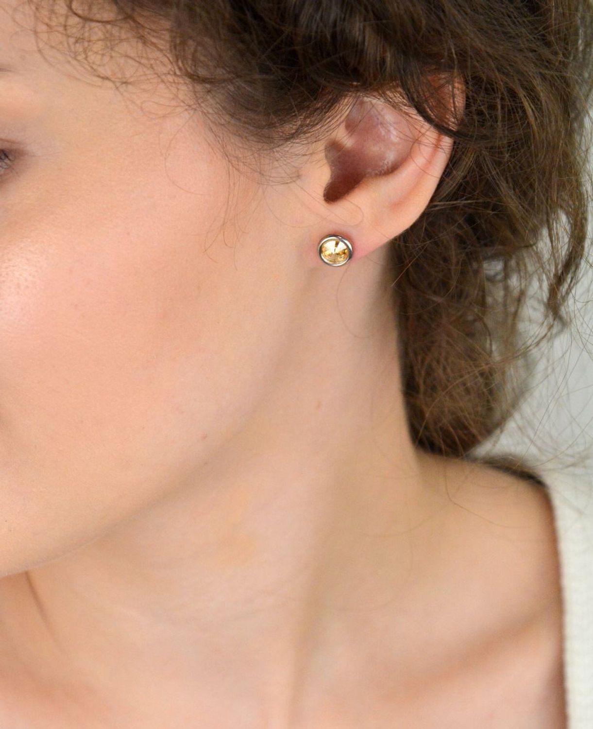 Srebrne kolczyki damskie DIA-KLC-13633-925 z dużą cyrkonią w złotym kolorze. Wykonane ze srebra próby 925, z zapięciem na sztyft. Eleganckie i lekkie – idealne na co dzień i na prezent.1.jpg