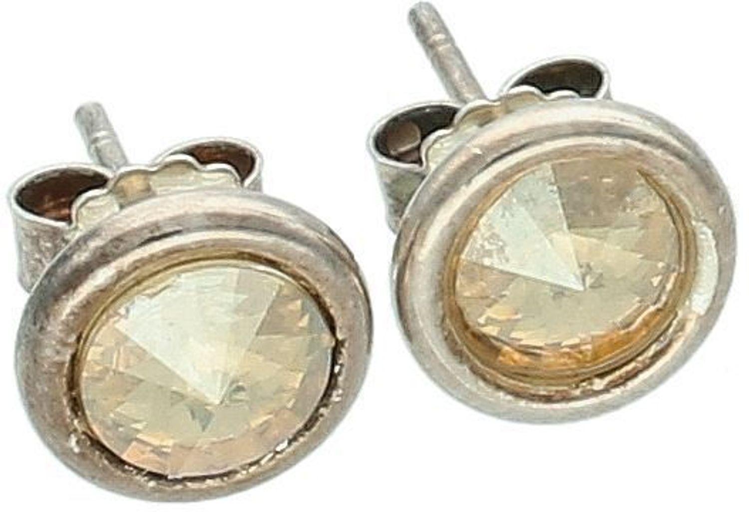 Srebrne kolczyki damskie DIA-KLC-13633-925 z dużą cyrkonią w złotym kolorze. Wykonane ze srebra próby 925, z zapięciem na sztyft. Eleganckie i lekkie – idealne na co dzień i na prezent.1.jpg