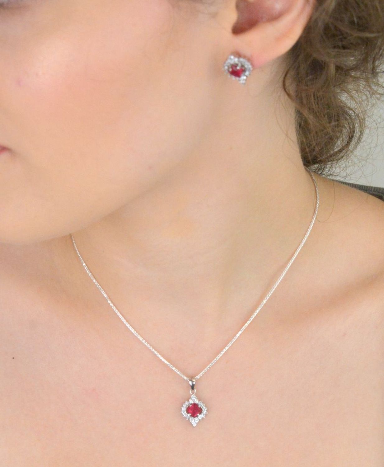 kolczyki srebrne 925, kolczyki z czerwoną cyrkonią, kolczyki z białymi cyrkoniami, kolczyki na sztyft, DIA-KLC-13637-925, elegancka biżuteria damska, biżuteria srebrna1.jpg