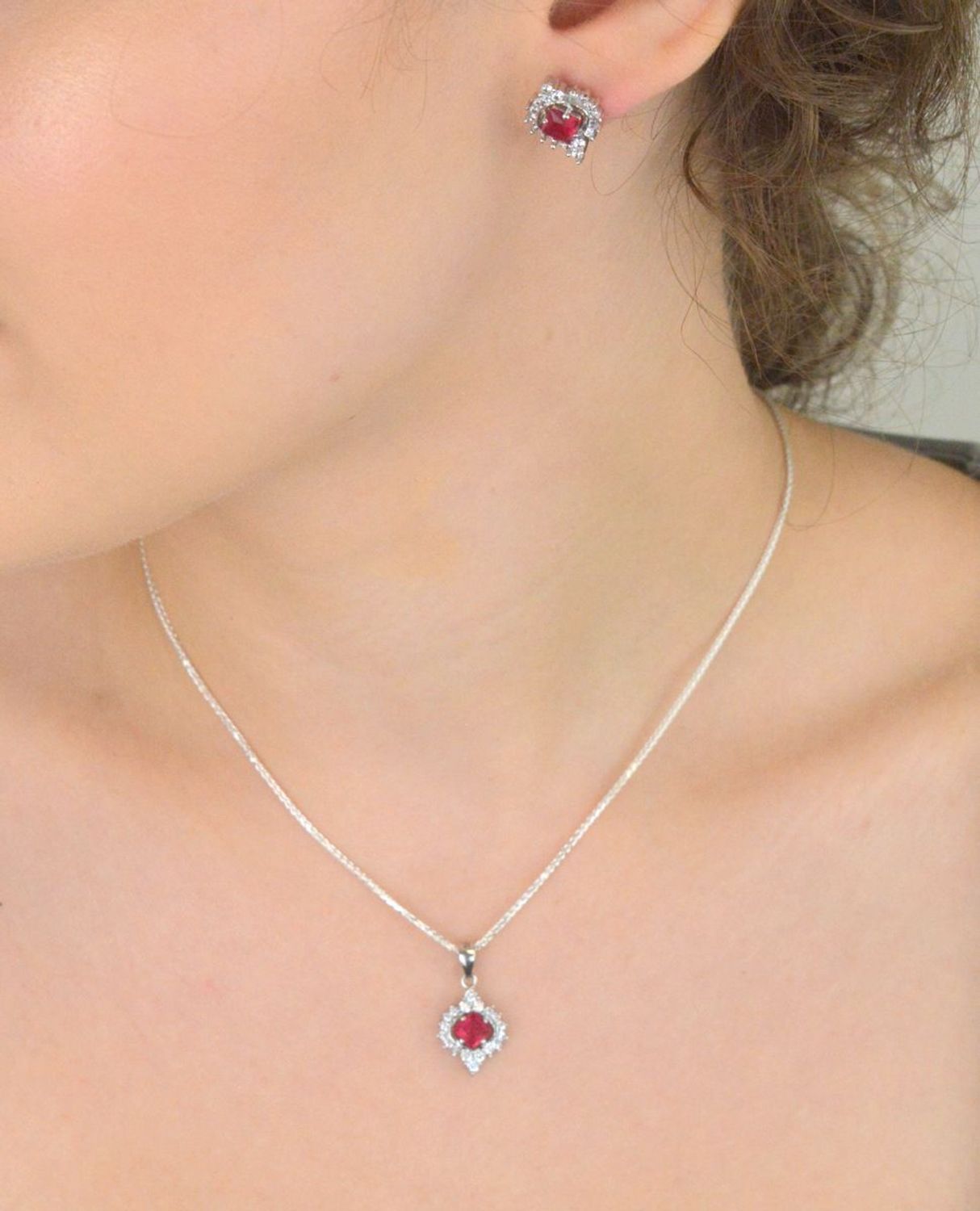 kolczyki srebrne 925, kolczyki z czerwoną cyrkonią, kolczyki z białymi cyrkoniami, kolczyki na sztyft, DIA-KLC-13637-925, elegancka biżuteria damska, biżuteria srebrna1.jpg