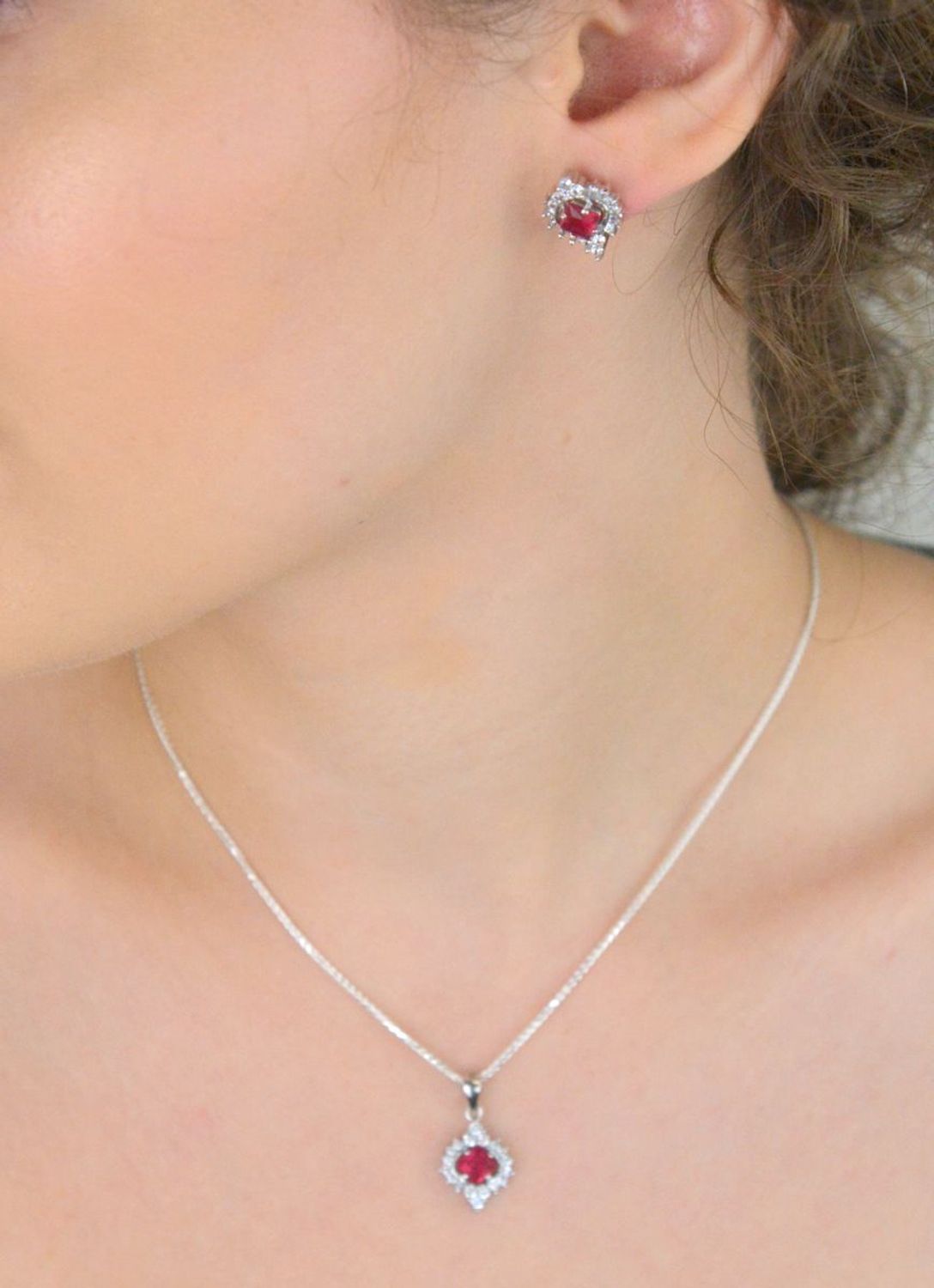 kolczyki srebrne 925, kolczyki z czerwoną cyrkonią, kolczyki z białymi cyrkoniami, kolczyki na sztyft, DIA-KLC-13637-925, elegancka biżuteria damska, biżuteria srebrna1.jpg