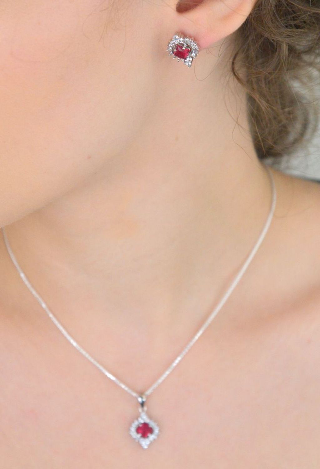 kolczyki srebrne 925, kolczyki z czerwoną cyrkonią, kolczyki z białymi cyrkoniami, kolczyki na sztyft, DIA-KLC-13637-925, elegancka biżuteria damska, biżuteria srebrna1.jpg