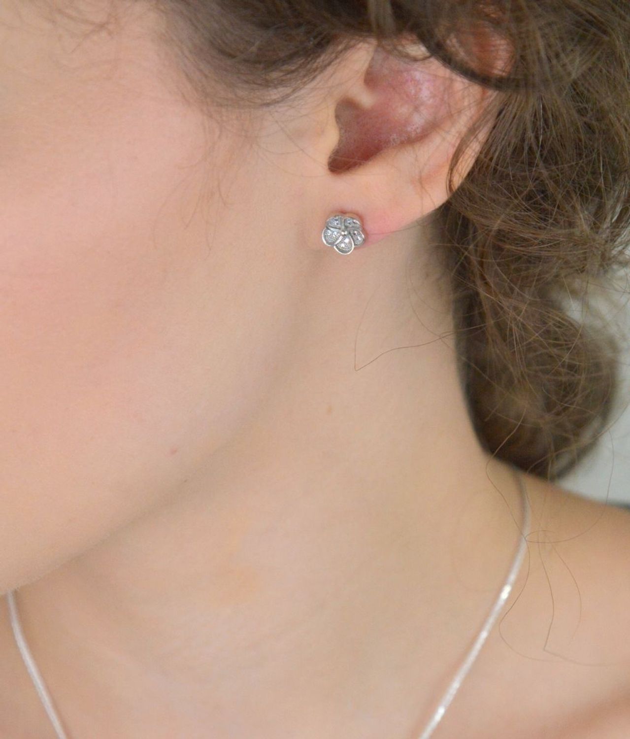 Delikatne kolczyki srebrne DIA-KLC-13641-925 w kształcie kwiatków zdobione błyszczącymi cyrkoniami. Wykonane ze srebra próby 925, zapięcie na sztyft, wielkość 8 mm, waga 1,80 g. 1.jpg