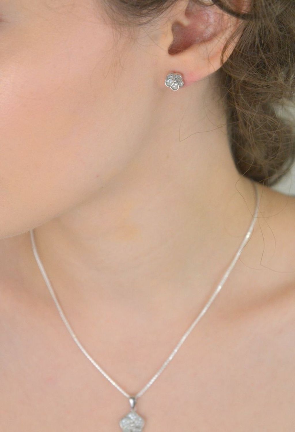 Delikatne kolczyki srebrne DIA-KLC-13641-925 w kształcie kwiatków zdobione błyszczącymi cyrkoniami. Wykonane ze srebra próby 925, zapięcie na sztyft, wielkość 8 mm, waga 1,80 g. 1.jpg