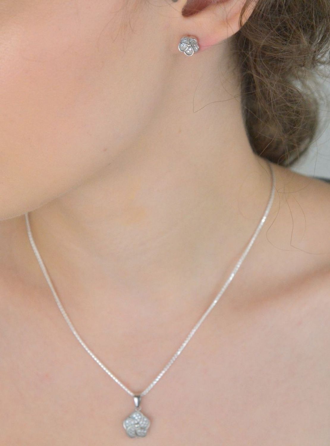 Delikatne kolczyki srebrne DIA-KLC-13641-925 w kształcie kwiatków zdobione błyszczącymi cyrkoniami. Wykonane ze srebra próby 925, zapięcie na sztyft, wielkość 8 mm, waga 1,80 g. 1.jpg