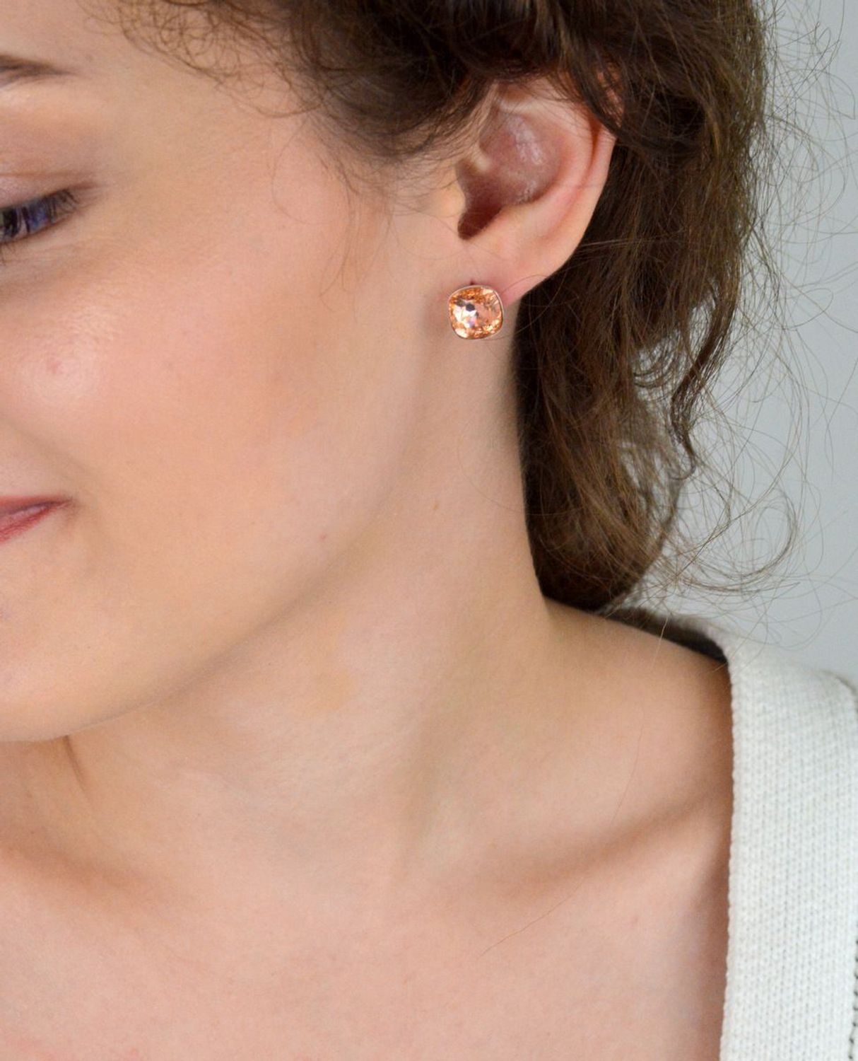 Eleganckie kolczyki srebrne DIA-KLC-13642-925 z pomarańczową cyrkonią w kształcie kwadratu. Wykonane ze srebra próby 925, z wygodnym zapięciem na sztyft. Waga 2,40 g, długość 1,1 cm.1.jpg