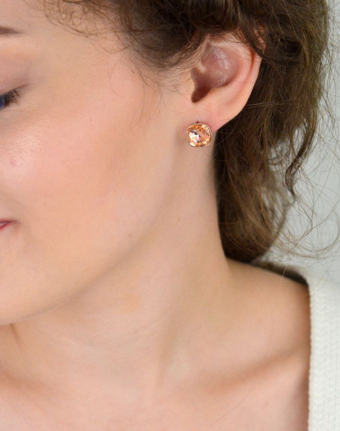 Eleganckie kolczyki srebrne DIA-KLC-13642-925 z pomarańczową cyrkonią w kształcie kwadratu. Wykonane ze srebra próby 925, z wygodnym zapięciem na sztyft. Waga 2,40 g, długość 1,1 cm.1.jpg