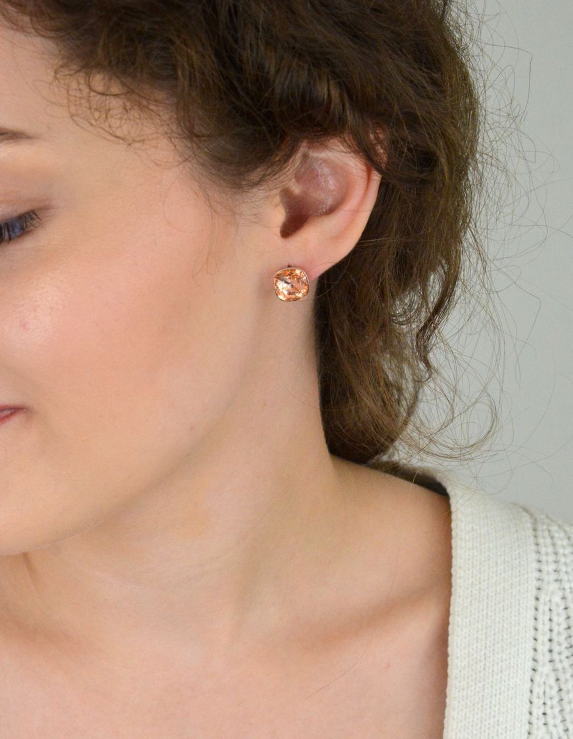 Eleganckie kolczyki srebrne DIA-KLC-13642-925 z pomarańczową cyrkonią w kształcie kwadratu. Wykonane ze srebra próby 925, z wygodnym zapięciem na sztyft. Waga 2,40 g, długość 1,1 cm.1.jpg