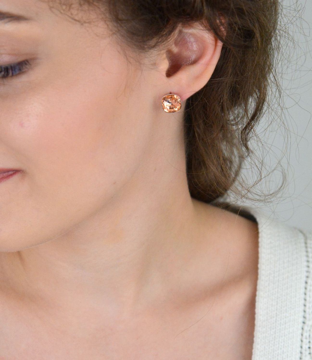 Eleganckie kolczyki srebrne DIA-KLC-13642-925 z pomarańczową cyrkonią w kształcie kwadratu. Wykonane ze srebra próby 925, z wygodnym zapięciem na sztyft. Waga 2,40 g, długość 1,1 cm.1.jpg