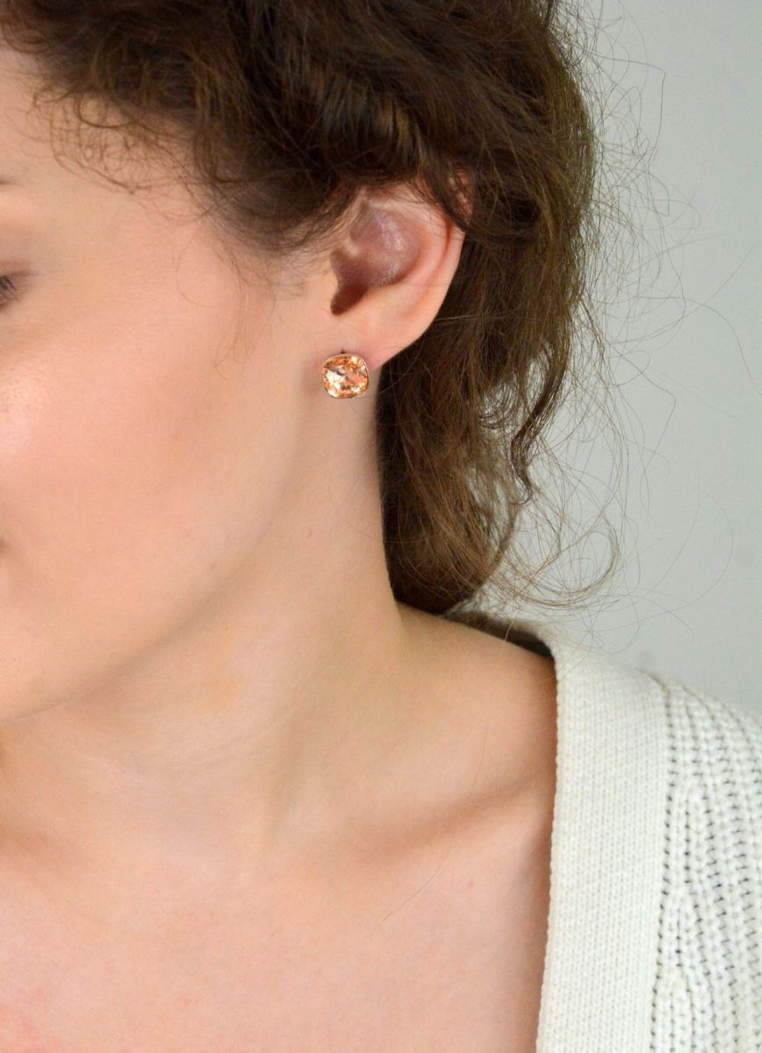 Eleganckie kolczyki srebrne DIA-KLC-13642-925 z pomarańczową cyrkonią w kształcie kwadratu. Wykonane ze srebra próby 925, z wygodnym zapięciem na sztyft. Waga 2,40 g, długość 1,1 cm.1.jpg