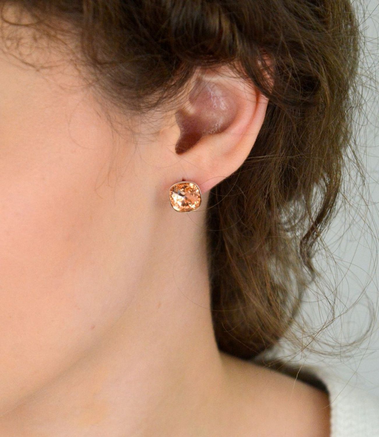 Eleganckie kolczyki srebrne DIA-KLC-13642-925 z pomarańczową cyrkonią w kształcie kwadratu. Wykonane ze srebra próby 925, z wygodnym zapięciem na sztyft. Waga 2,40 g, długość 1,1 cm.1.jpg