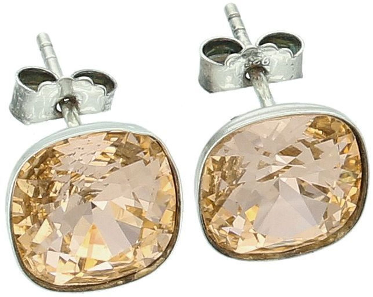 Eleganckie kolczyki srebrne DIA-KLC-13642-925 z pomarańczową cyrkonią w kształcie kwadratu. Wykonane ze srebra próby 925, z wygodnym zapięciem na sztyft. Waga 2,40 g, długość 1,1 cm.1.jpg