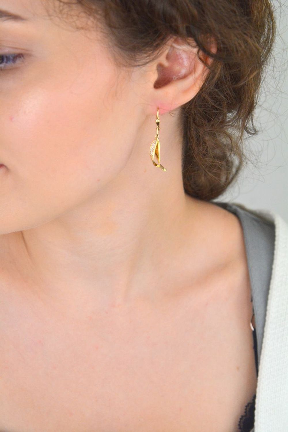 Złote kolczyki damskie próby 585 z eleganckim biglem angielskim i zdobieniem z cyrkonii. Model DIA-KLC-13651-585, długość 4 cm, waga 3,15g. Idealne na wyjątkowe okazje.2.jpg