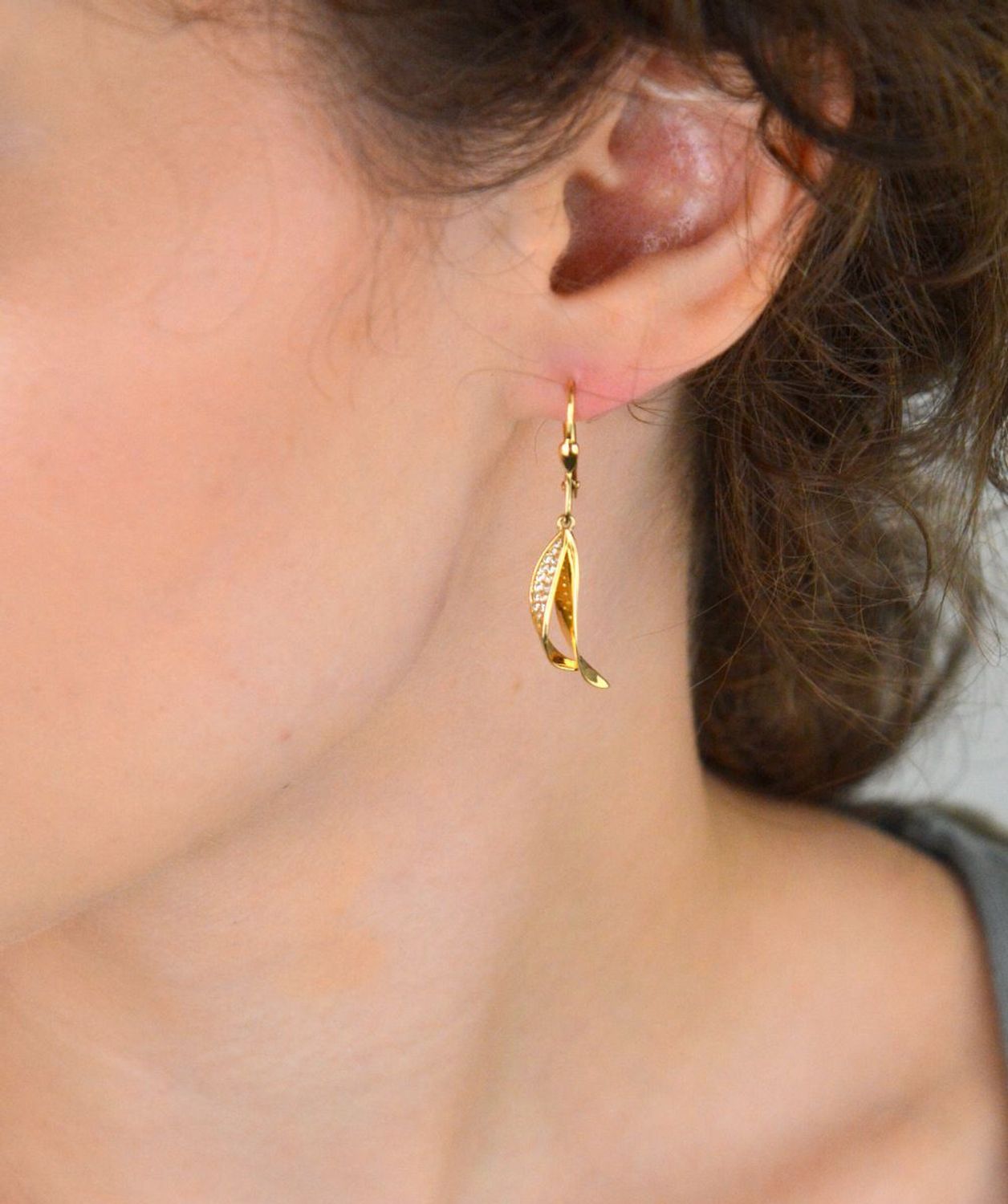 Złote kolczyki damskie próby 585 z eleganckim biglem angielskim i zdobieniem z cyrkonii. Model DIA-KLC-13651-585, długość 4 cm, waga 3,15g. Idealne na wyjątkowe okazje.2.jpg