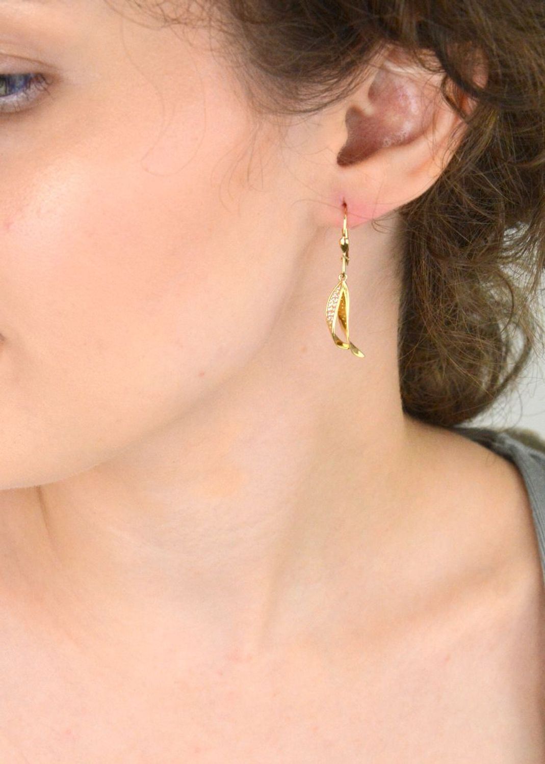 Złote kolczyki damskie próby 585 z eleganckim biglem angielskim i zdobieniem z cyrkonii. Model DIA-KLC-13651-585, długość 4 cm, waga 3,15g. Idealne na wyjątkowe okazje.2.jpg