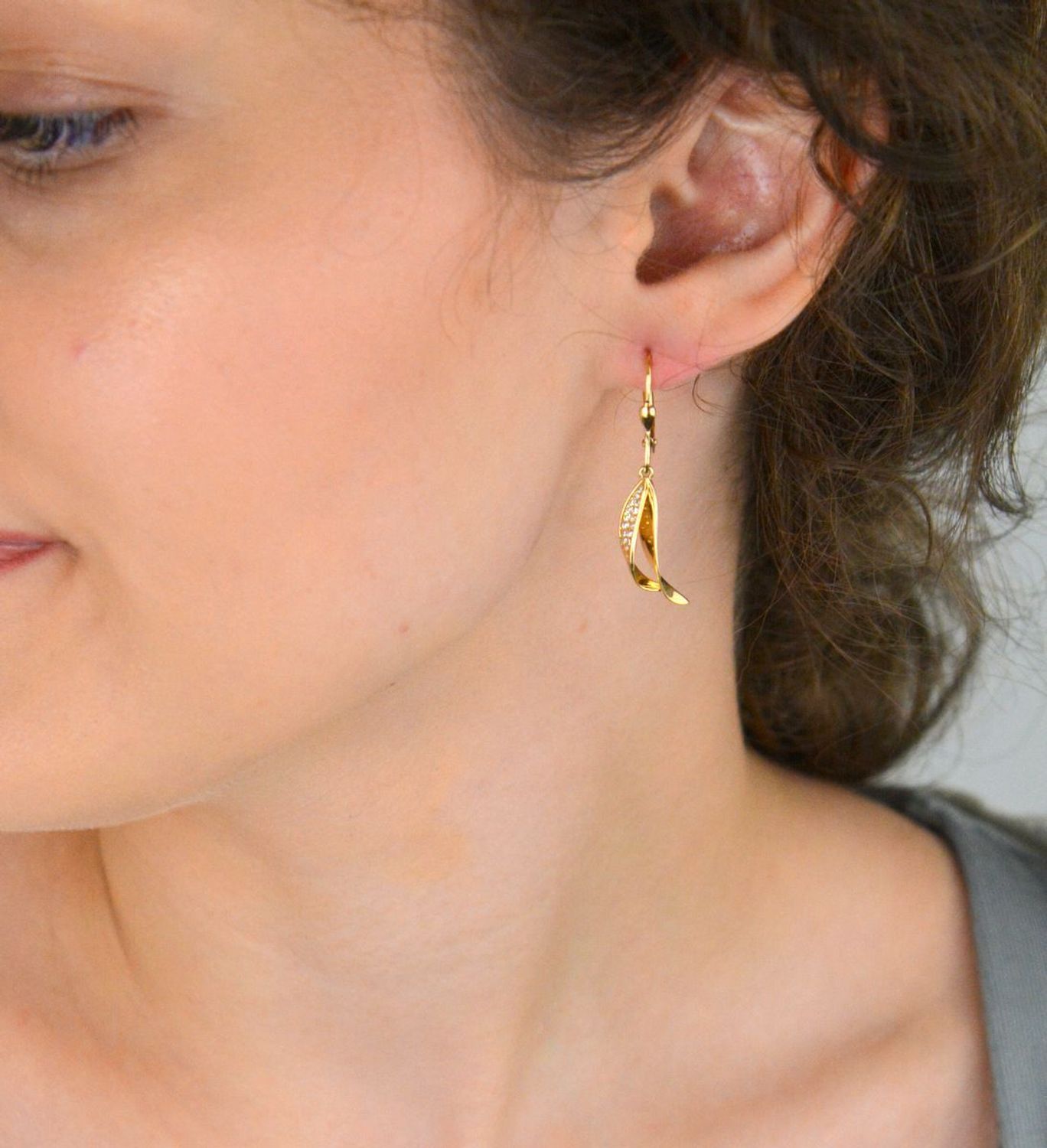 Złote kolczyki damskie próby 585 z eleganckim biglem angielskim i zdobieniem z cyrkonii. Model DIA-KLC-13651-585, długość 4 cm, waga 3,15g. Idealne na wyjątkowe okazje.2.jpg