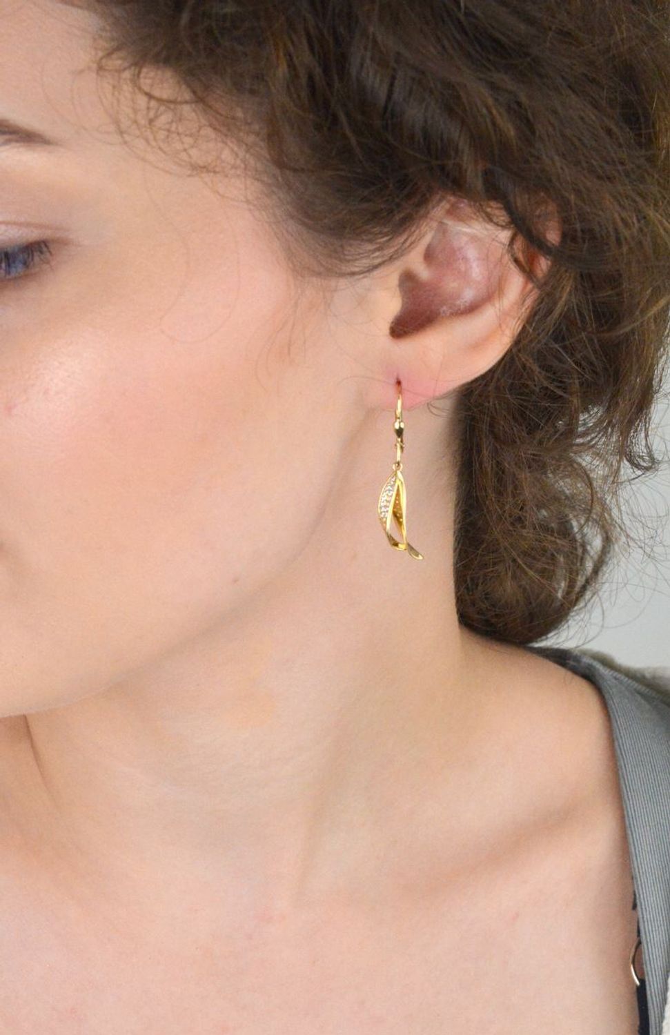 Złote kolczyki damskie próby 585 z eleganckim biglem angielskim i zdobieniem z cyrkonii. Model DIA-KLC-13651-585, długość 4 cm, waga 3,15g. Idealne na wyjątkowe okazje.2.jpg