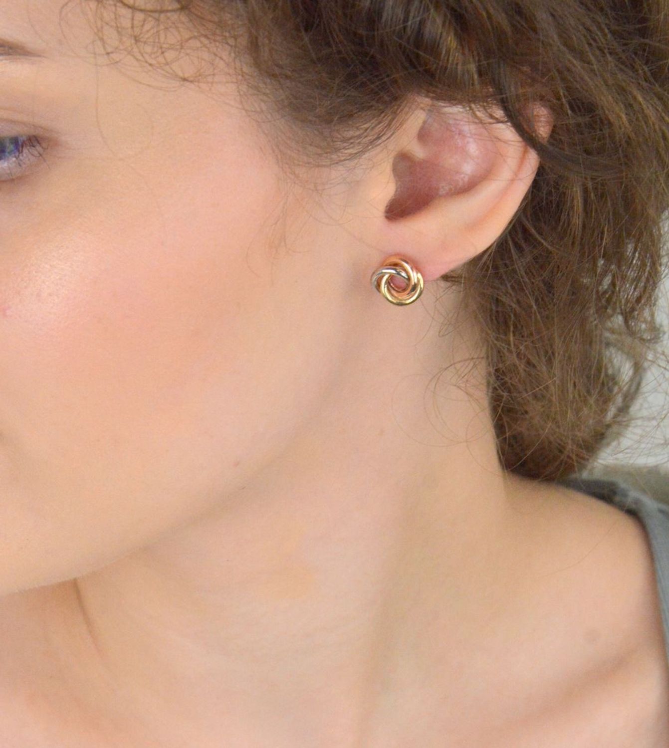 Złote kolczyki damskie DIA-KLC-13652-585 – plecione, trójkolorowe, okrągłe. Próba 585, waga 1,92g, średnica 1,1 cm. Eleganckie zapięcie na sztyft, idealne na prezent.1.jpg