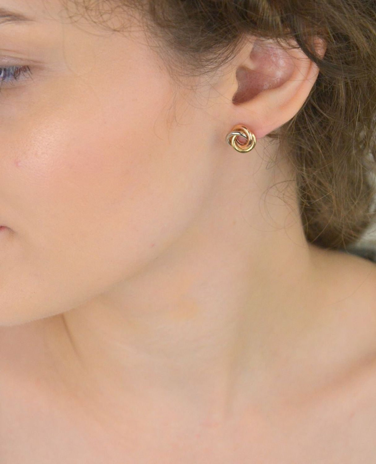 Złote kolczyki damskie DIA-KLC-13652-585 – plecione, trójkolorowe, okrągłe. Próba 585, waga 1,92g, średnica 1,1 cm. Eleganckie zapięcie na sztyft, idealne na prezent.1.jpg