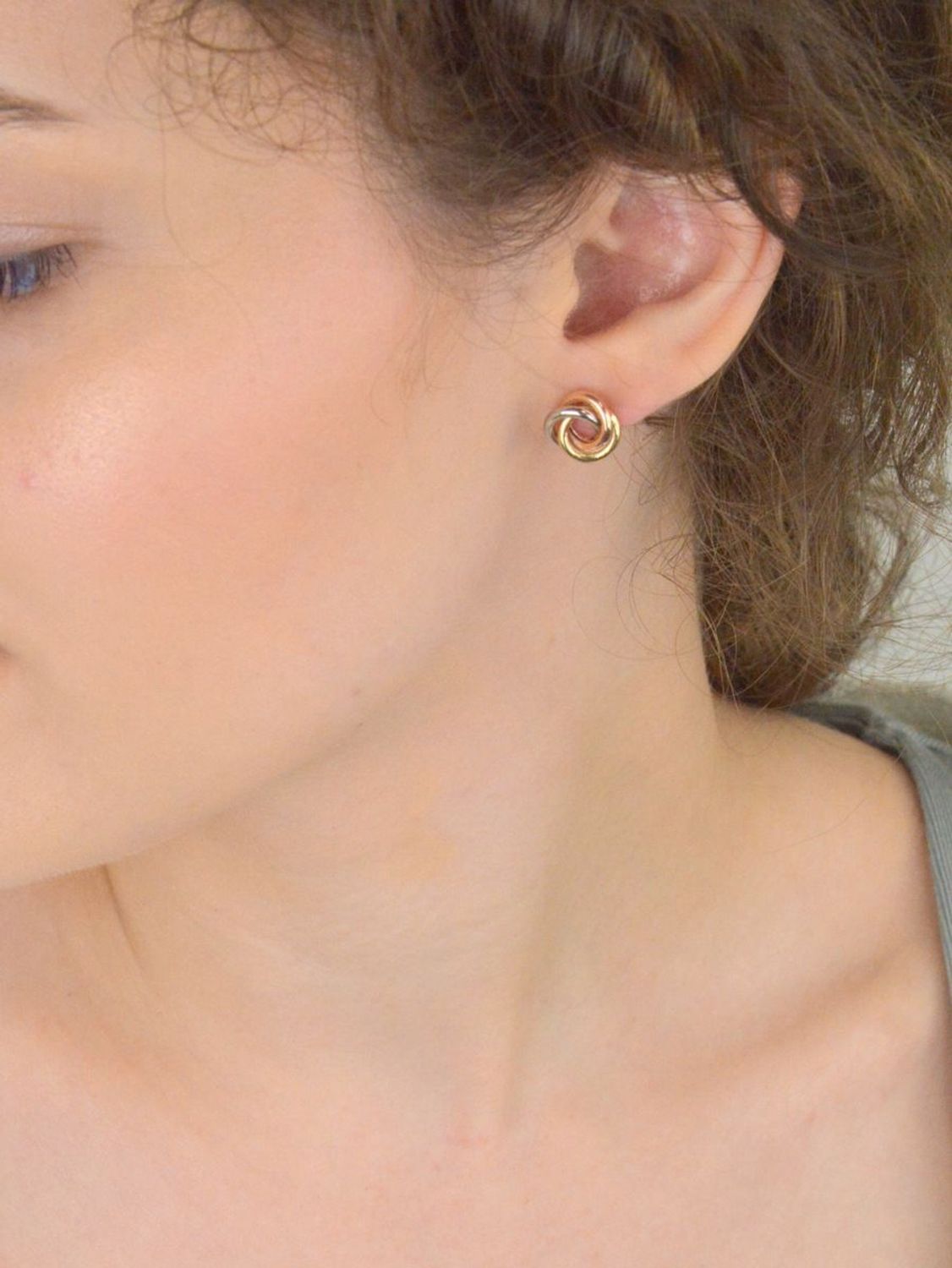 Złote kolczyki damskie DIA-KLC-13652-585 – plecione, trójkolorowe, okrągłe. Próba 585, waga 1,92g, średnica 1,1 cm. Eleganckie zapięcie na sztyft, idealne na prezent.1.jpg