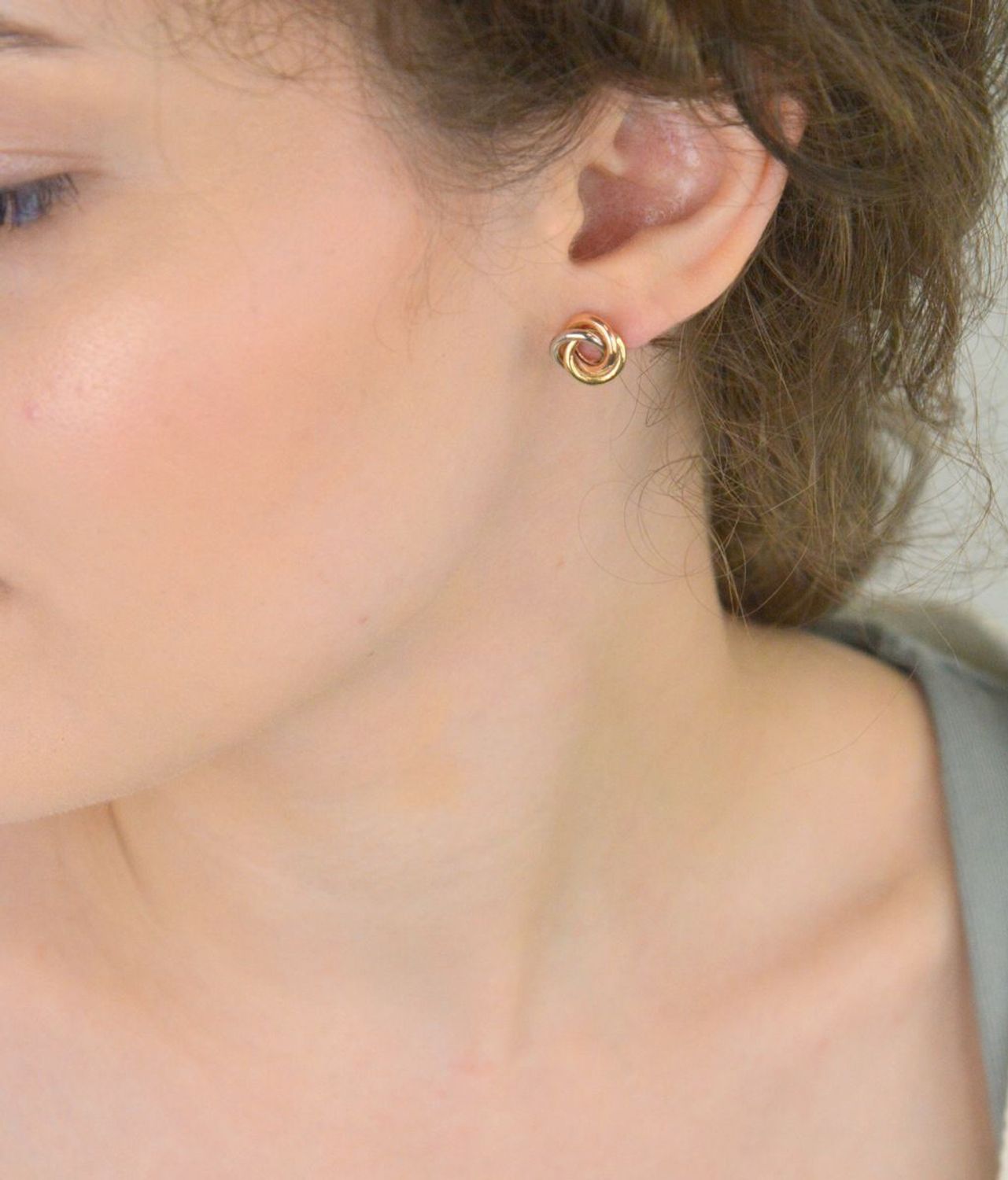 Złote kolczyki damskie DIA-KLC-13652-585 – plecione, trójkolorowe, okrągłe. Próba 585, waga 1,92g, średnica 1,1 cm. Eleganckie zapięcie na sztyft, idealne na prezent.1.jpg