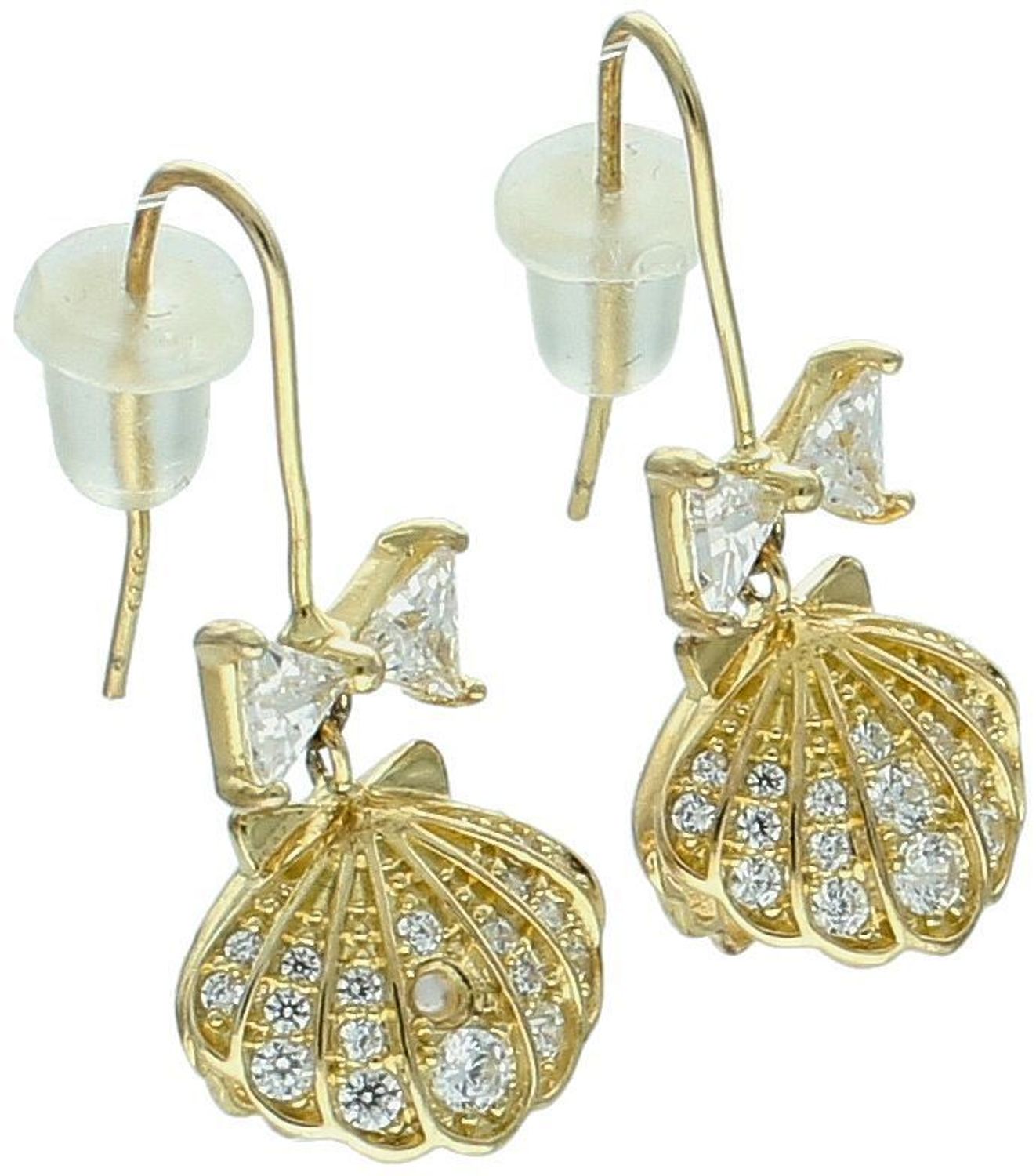 Eleganckie kolczyki damskie srebrne pozłacane próby 925 – model DIA-KLC-13655-925. Wiszące muszelki z białą perłą i kokardką z cyrkonii. Zapięcie bigiel otwarty. Lekkie, subtelne – idealne na pr.jpg