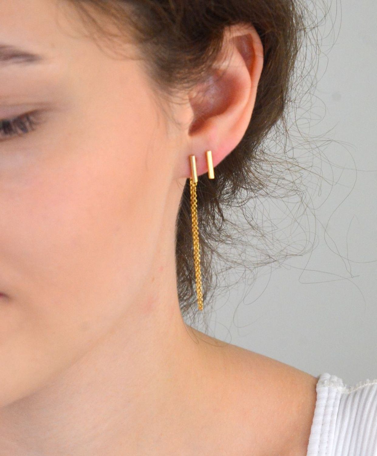 Kolczyki damskie srebrne próby 925, model DIA-KLC-13668-925. Jeden kolczyk krótki patyczek, drugi z ozdobnym łańcuszkiem 6 cm. Pozłacane, zapięcie na sztyft, lekkie i nowoczesne.1.jpg