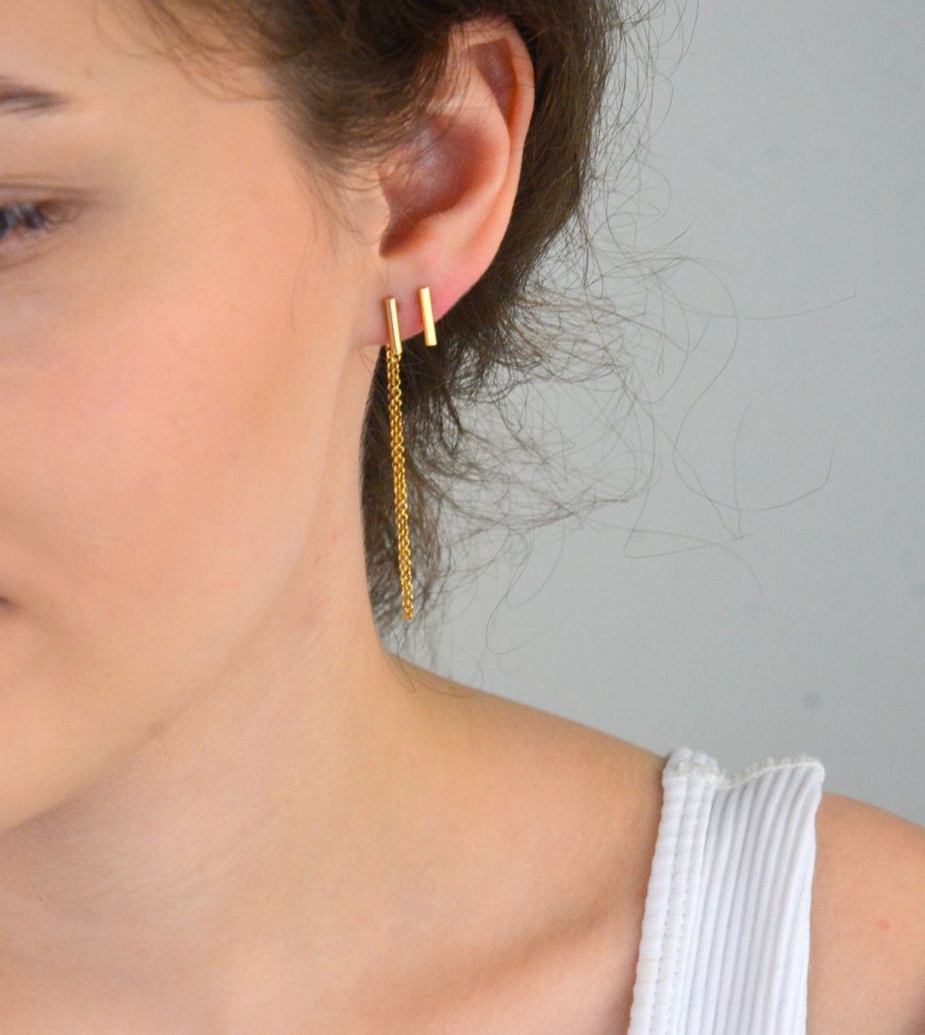 Kolczyki damskie srebrne próby 925, model DIA-KLC-13668-925. Jeden kolczyk krótki patyczek, drugi z ozdobnym łańcuszkiem 6 cm. Pozłacane, zapięcie na sztyft, lekkie i nowoczesne.1.jpg