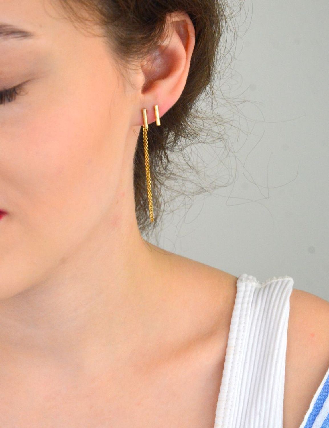 Kolczyki damskie srebrne próby 925, model DIA-KLC-13668-925. Jeden kolczyk krótki patyczek, drugi z ozdobnym łańcuszkiem 6 cm. Pozłacane, zapięcie na sztyft, lekkie i nowoczesne.1.jpg