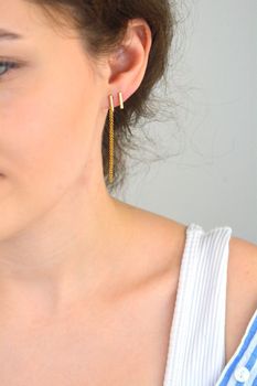 Kolczyki damskie srebrne próby 925, model DIA-KLC-13668-925. Jeden kolczyk krótki patyczek, drugi z ozdobnym łańcuszkiem 6 cm. Pozłacane, zapięcie na sztyft, lekkie i nowoczesne (1).JPG