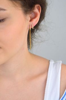 Kolczyki damskie srebrne próby 925, model DIA-KLC-13668-925. Jeden kolczyk krótki patyczek, drugi z ozdobnym łańcuszkiem 6 cm. Pozłacane, zapięcie na sztyft, lekkie i nowoczesne (3).JPG