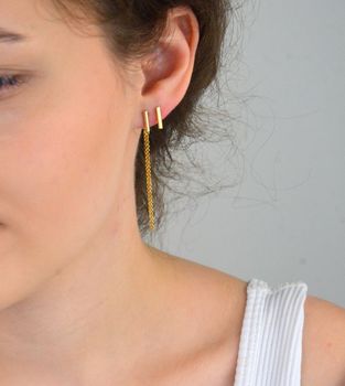 Kolczyki damskie srebrne próby 925, model DIA-KLC-13668-925. Jeden kolczyk krótki patyczek, drugi z ozdobnym łańcuszkiem 6 cm. Pozłacane, zapięcie na sztyft, lekkie i nowoczesne (4).JPG