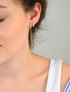 Kolczyki damskie srebrne próby 925, model DIA-KLC-13668-925. Jeden kolczyk krótki patyczek, drugi z ozdobnym łańcuszkiem 6 cm. Pozłacane, zapięcie na sztyft, lekkie i nowoczesne (6).JPG