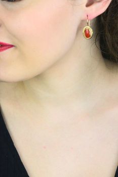 Złote kolczyki z koralem – pleciony wzór, bigiel 2,8 cm (1).jpg