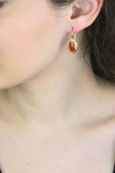 Złote kolczyki z koralem – pleciony wzór, bigiel 2,8 cm (2).jpg