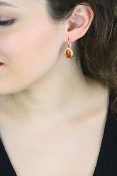 Złote kolczyki z koralem – pleciony wzór, bigiel 2,8 cm (5).jpg