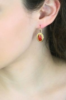 Złote kolczyki z koralem – pleciony wzór, bigiel 2,8 cm (6).jpg