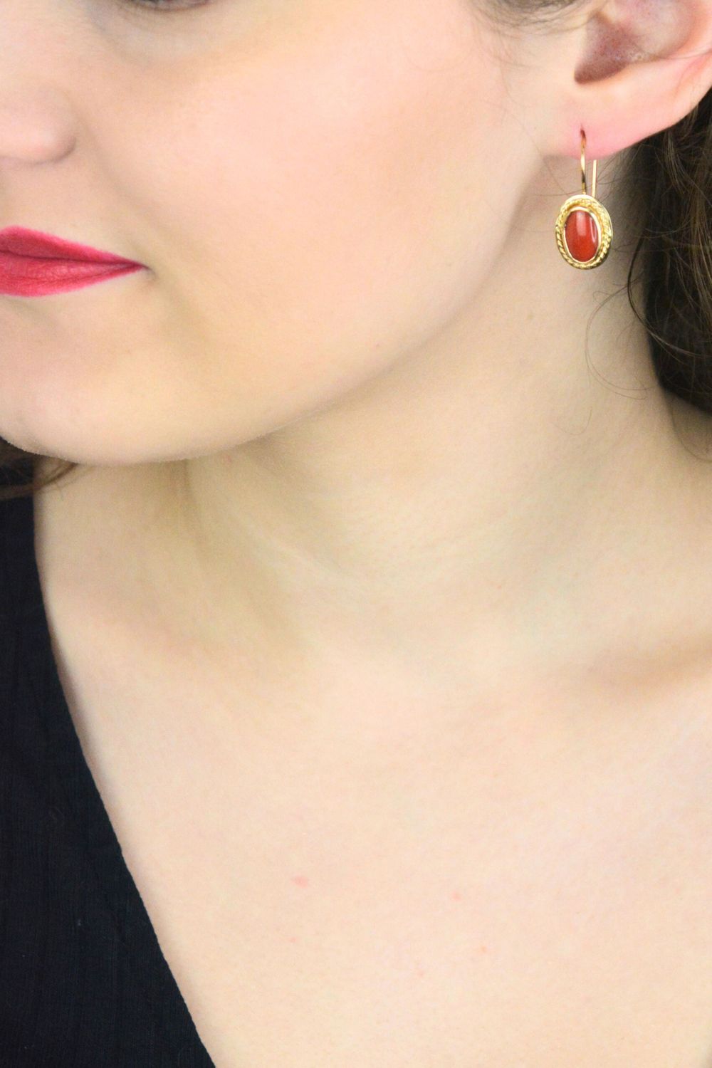 Złote kolczyki z koralem  Pleciony wzór, zapięcie bigiel grawer.jpg