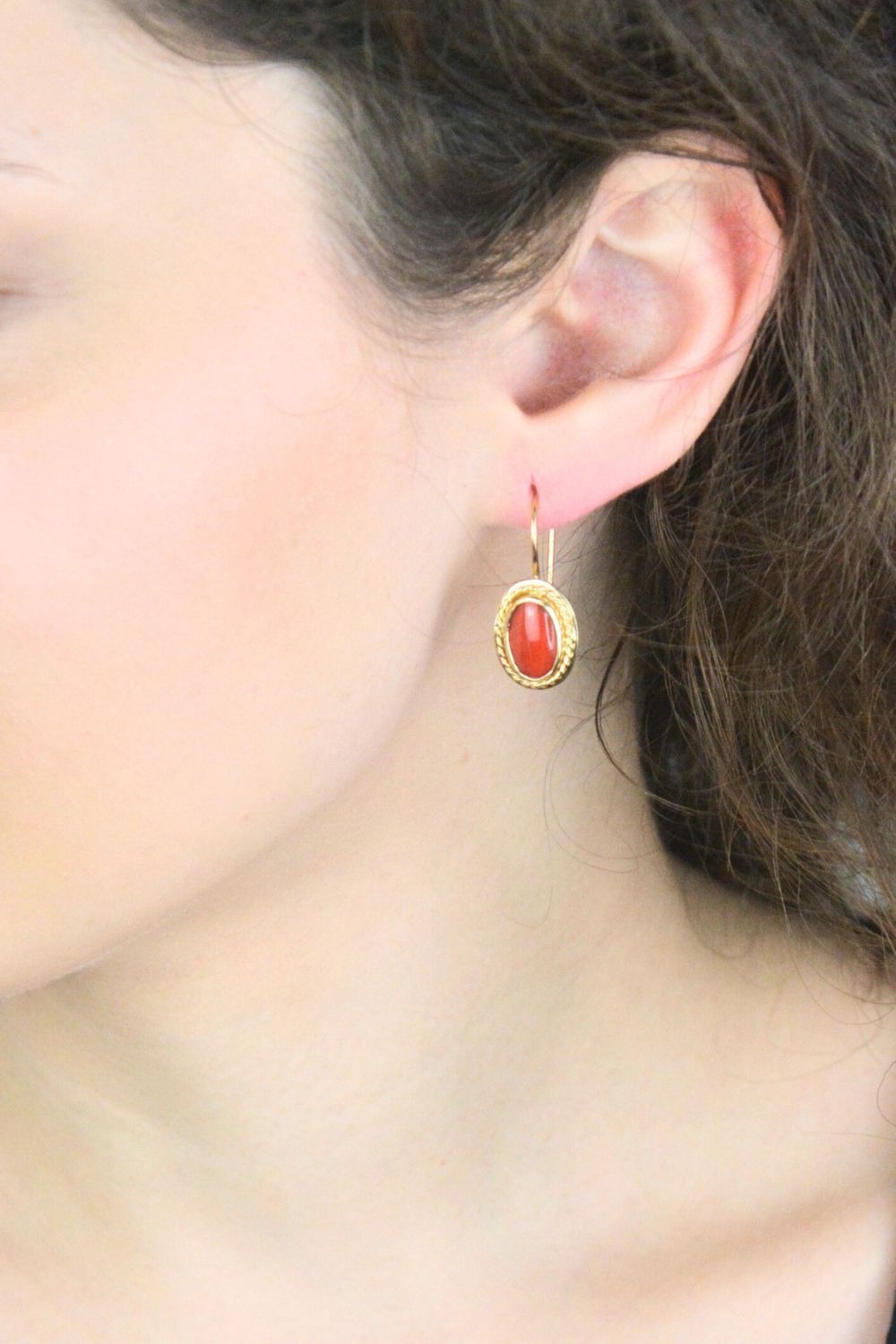 Złote kolczyki z koralem  Pleciony wzór, zapięcie bigiel grawer.jpg