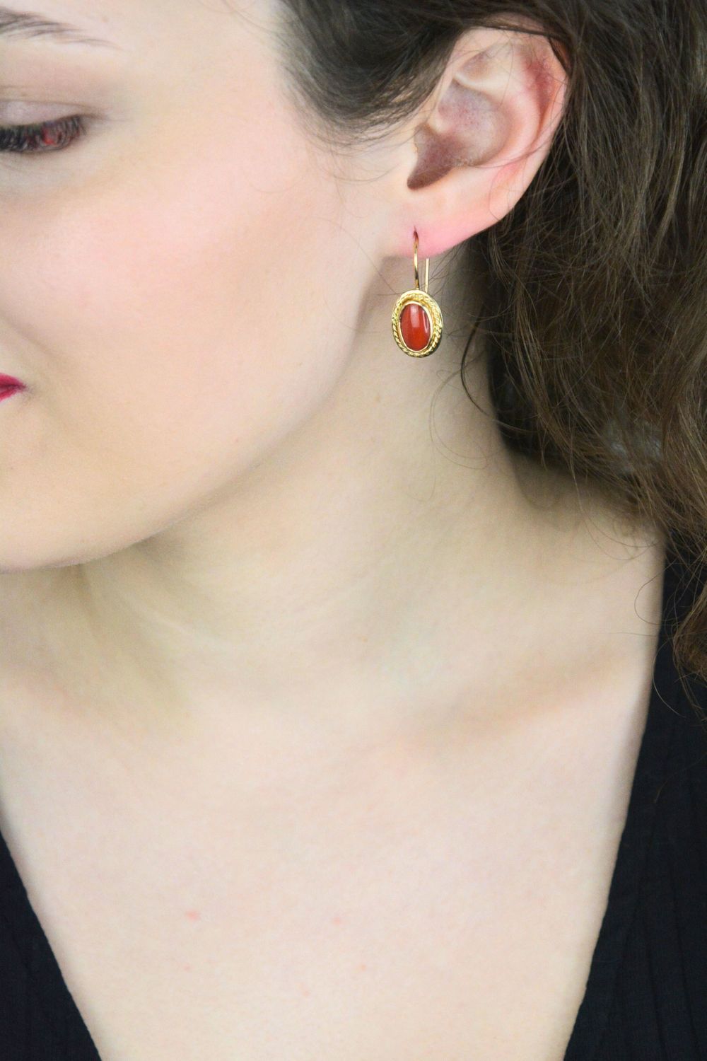 Złote kolczyki z koralem  Pleciony wzór, zapięcie bigiel grawer.jpg