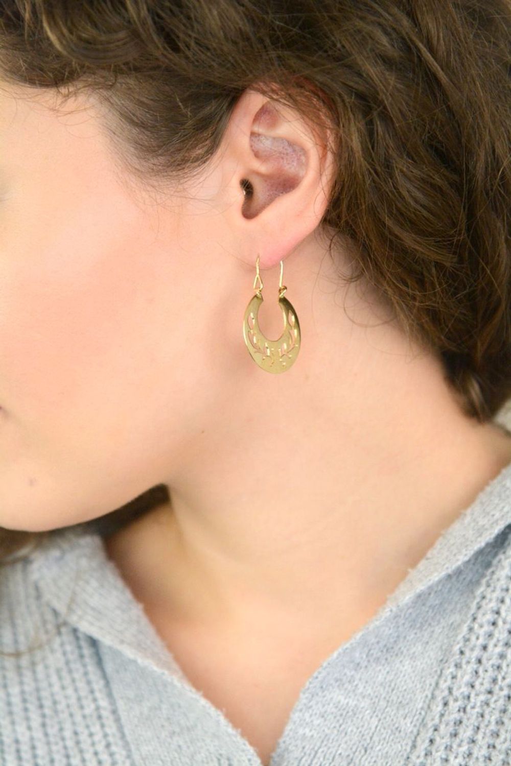 Eleganckie kolczyki damskie złote próby 585, model DIA-KLC-13682-585. Koła wzór Warmet, zdobione ażurem, długość 3,7 cm, szerokość 2,5 cm, waga 4,73 g. Idealne na prezent i do codziennych 2.jpg