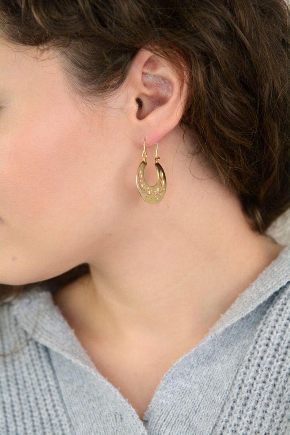 Eleganckie kolczyki damskie złote próby 585, model DIA-KLC-13682-585. Koła wzór Warmet, zdobione ażurem, długość 3,7 cm, szerokość 2,5 cm, waga 4,73 g. Idealne na prezent i do codziennych 2.jpg