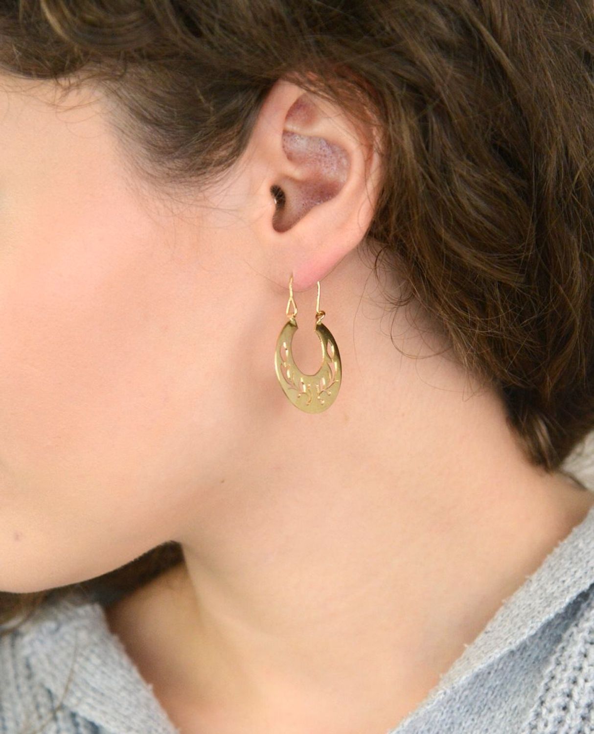 Eleganckie kolczyki damskie złote próby 585, model DIA-KLC-13682-585. Koła wzór Warmet, zdobione ażurem, długość 3,7 cm, szerokość 2,5 cm, waga 4,73 g. Idealne na prezent i do codziennych 2.jpg