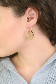 Eleganckie kolczyki damskie złote próby 585, model DIA-KLC-13682-585. Koła wzór Warmet, zdobione ażurem, długość 3,7 cm, szerokość 2,5 cm, waga 4,73 g. Idealne na prezent i do codziennych lub wieczorowych stylizacji (3).JPG