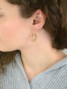 Eleganckie kolczyki damskie złote próby 585, model DIA-KLC-13683-585. Koła wzór Warmet, ażurowe zdobienia, długość 3,5 cm, szerokość 2,2 cm, waga 3,37 g. Idealne na prezent i do codziennych lub wieczorowych stylizacji (2).JPG