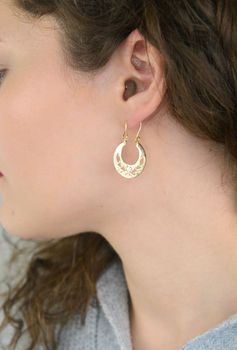 Eleganckie kolczyki damskie złote próby 585, model DIA-KLC-13683-585. Koła wzór Warmet, ażurowe zdobienia, długość 3,5 cm, szerokość 2,2 cm, waga 3,37 g. Idealne na prezent i do codziennych lub wieczorowych stylizacji (6).JPG