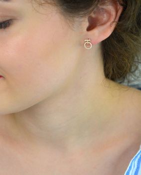 Eleganckie złote kolczyki kółeczka próby 585 zdobione białymi cyrkoniami. Idealne na prezent i codzienną stylizację. Lekkie, 1,17 g, średnica 1 cm x 8 mm (1).JPG